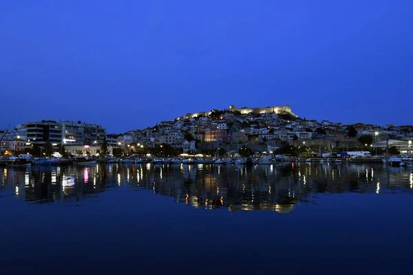Grecja Kavala Noc Scena Portu Oraz Średniowiecznej Twierdzy — Zdjęcie stockowe