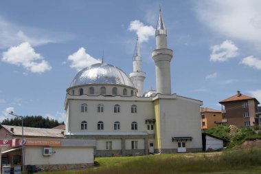Dospat, Bulgaristan - 06 Haziran 2018: Modern Cami zekâ minare ve süper market city Güney Bulgaristan