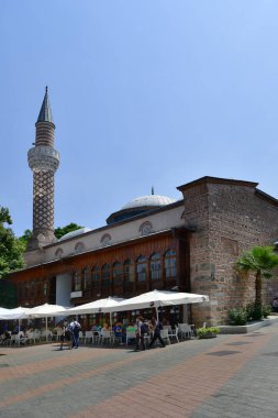 Plovdiv, Bulgaristan - 08 Haziran 2018: Kimliği belirsiz kişi üzerinde Ortaçağ Dzhuhamaya Camii ile şehir merkezindeki trafiğe kapalı alanda restoranlarda kafede şehir kültür 2019 Avrupa başkenti oldu.