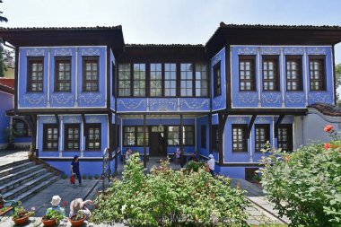 Plovdiv, Bulgaristan - 08 Haziran 2018: Gezi Hindliyan evin geleneksel yapısı, 19. yüzyılda inşa edilmiş, üzerinde kimliği belirsiz kişi Old Town bölgesinde aka Staria Grad yer alan, şehir kültür 2019 Avrupa başkenti oldu