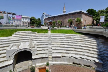 Plovdiv, Bulgaristan - 08 Haziran 2018: Tanımlanamayan insanlar Kapana bölgesinde Ortaçağ Dzhumaya Camii ile antik Roma forumda şehir kültür 2019 Avrupa başkenti oldu.