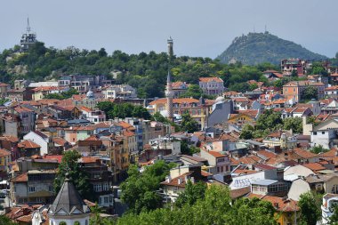 Plovdiv, Bulgaristan - 08 Haziran 2018: Farklı binalar, dzhumaya camii ve saat kulesi ile Nebet tepesinden Cityscape