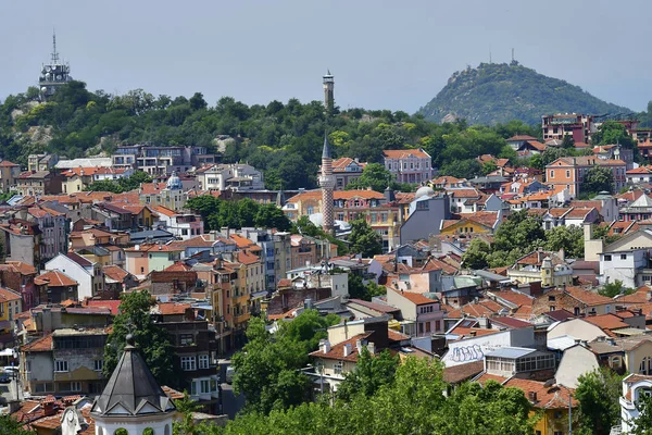 Plovdiv, Bulgaristan - 08 Haziran 2018: Farklı binalar, dzhumaya camii ve saat kulesi ile Nebet tepesinden Cityscape
