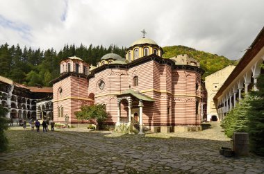 Rila, Bulgaristan - 29 Eylül 2013: Rila Manastırı kimliği belirsiz kişi Unesco Dünya Mirası site