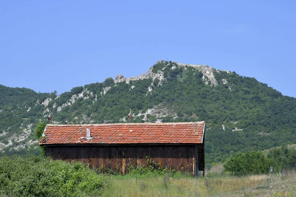 Bulharsko Dva Čápi Střechu Starověké Thrácké Pevnosti Keramice — Stock fotografie