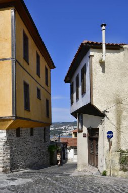 Yunanistan, Kavala, kimliği belirsiz bir kadın Panagia bölgesinde dar sokakta yürürken