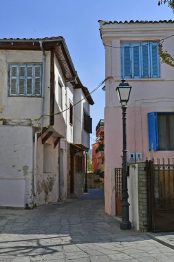 Yunanistan, Kavala, dar Arnavut kaldırımlı sokak ve evler Panagia bölgesinde