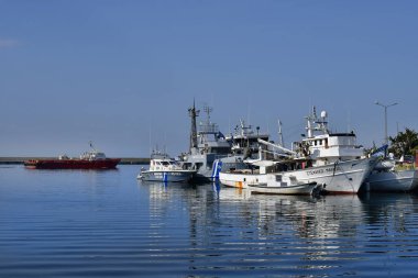 Kavala, Yunanistan - 11 Haziran 2018: Balıkçılık gemi ve Sahil Güvenlik gemisi liman şehrin doğu Makedonya