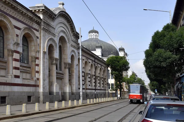 保加利亚 公共电车和中央市场大厦与犹太犹太教会堂 — 图库照片