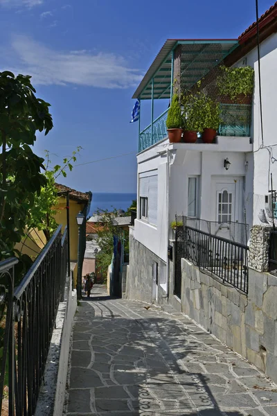 Grecia Kavala Casas Calle Estrecha Distrito Panagia Con Mar Egeo —  Fotos de Stock