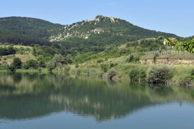 Bulgaristan, gölet ve eski Trakya kale tepe üzerinde Perperikon