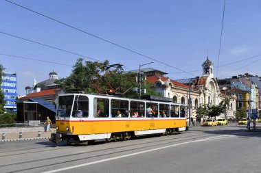 Sofia, Bulgaristan - 16 Haziran 2018: Kimliği belirsiz kişi ve genel tramvay ve arabalar, Merkez Pazar bina ve arkasında Yahudi sinagog ile trafik