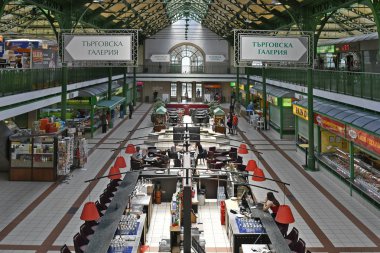 Sofia, Bulgaristan - 16 Haziran 2018: Kimliği belirsiz kişi içinde merkezi çarşı, farklı mağaza ve kafe ile bina bir kapalı pazar