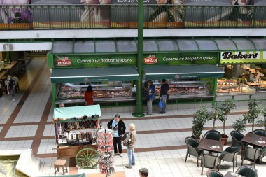 Sofia, Bulgaristan - 16 Haziran 2018: Kimliği belirsiz kişi içinde merkezi çarşı, farklı mağaza ve kafe ile bina bir kapalı pazar