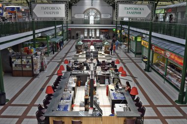 Sofia, Bulgaristan - 16 Haziran 2018: Kimliği belirsiz kişi içinde merkezi çarşı, farklı mağaza ve kafe ile bina bir kapalı pazar