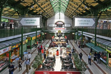 Sofia, Bulgaristan - 16 Haziran 2018: Kimliği belirsiz kişi içinde merkezi çarşı, farklı mağaza ve kafe ile bina bir kapalı pazar