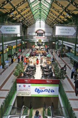 Sofia, Bulgaristan - 16 Haziran 2018: Kimliği belirsiz kişi içinde merkezi çarşı, farklı mağaza ve kafe ile bina bir kapalı pazar