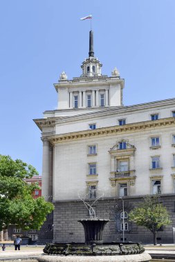 Sofia, Bulgaristan - 16 Haziran 2018: Kimliği belirsiz kişi ve Çeşme önünde adlandırılmış Largo bina eski komünist partisi