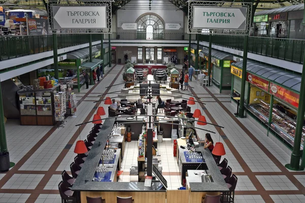 保加利亚索非亚 2018年6月16日 不知名的人在中央市场 一个覆盖的市场大厦与不同的商店和咖啡馆的 — 图库照片