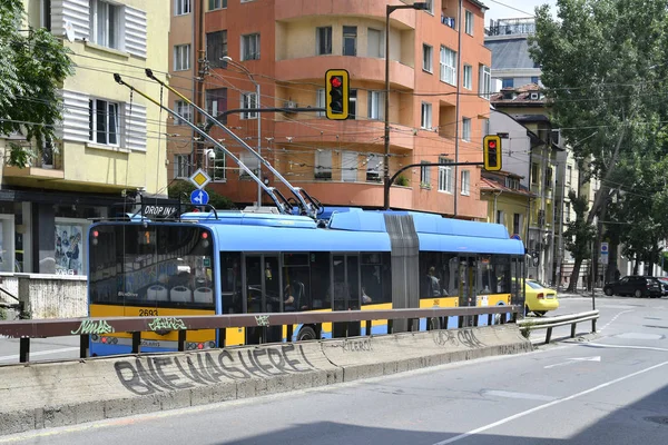 Bulagaria の首都の通りにソフィア ブルガリア 2018 公共電気バス — ストック写真