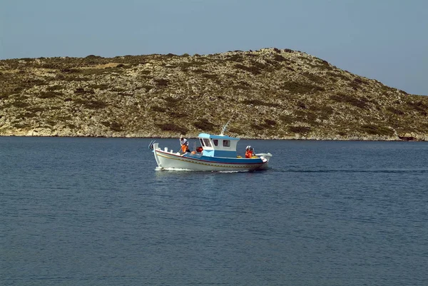 Lipsi 2009年5月19日 爱琴海 Lipsi 岛传统渔船上的身份不明男子 — 图库照片