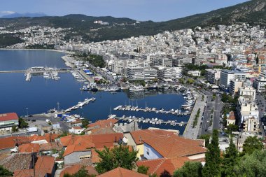 Kavala, Yunanistan - Haziran 11,2018: Ortaçağ Kalesi görünümünden liman, gemi ve farklı binalar ile Ege Denizi'ndeki şehrine