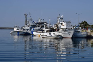 Kavala, Yunanistan - 11 Haziran 2018: Balıkçılık gemi ve Sahil Güvenlik gemisi liman şehrin doğu Makedonya