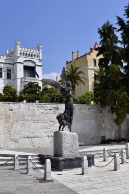 Kavala, Yunanistan - 11 Haziran 2018: Tanrıça Nike heykel ve Rölyef kentin Doğu Makedonya Belediye Binası önünde