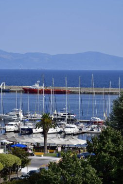 Kavala, Yunanistan - 12 Haziran 2018: Farklı tekneler yat limanı ve restoranlar kentin Doğu Makedonya, arka planda Thassos Adası