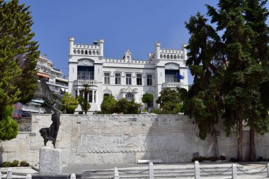 Kavala, Yunanistan - 11 Haziran 2018: Tanrıça Nike heykel ve Rölyef kentin Doğu Makedonya Belediye Binası önünde