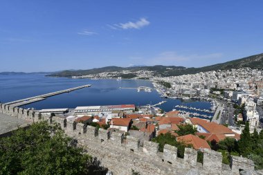 Yunanistan, Kavala, görünümden siperleri ile Ortaçağ Kalesi şehrin Ege Denizi üzerinde