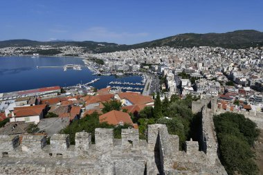 Yunanistan, Kavala, siperlerden ve müstahkem Duvar ile Ortaçağ Kalesi görünümünden şehrin Ege Denizi üzerinde