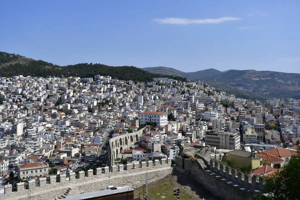Yunanistan, Kavala ve Kamares 'in ortaçağ su kemerleriyle çevrili şehir manzarası
