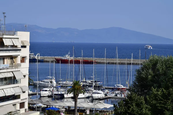 Kavala Grécia Junho 2018 Diferentes Barcos Porto Iates Restaurantes Cidade — Fotografia de Stock