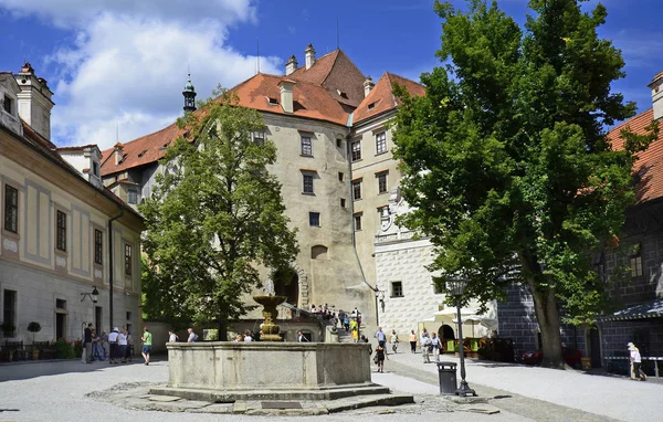 Cesky Krumlov Czech Republik Augustus 2013 Unidentified Toeristen Openbare Binnenplaats — Stockfoto