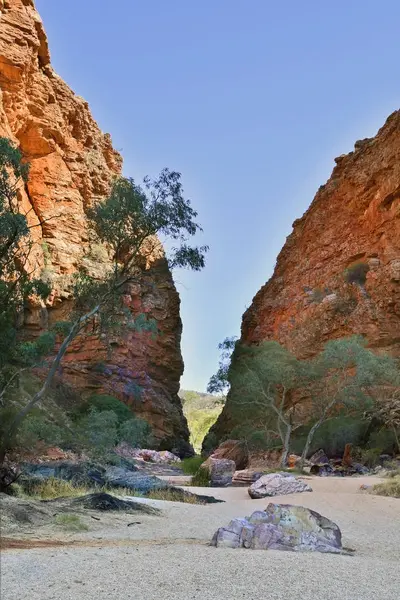 マクドネル範囲内のオーストラリア ノーザン テリトリー シンプソン ギャップ — ストック写真