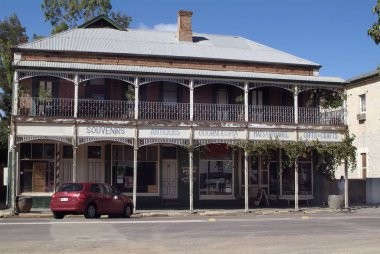 Quorn, Sa, Avustralya - 11 Nisan 2010: Main street otel ve küçük köyün Güney Avustralyalılar Quorn outback Dükkanı