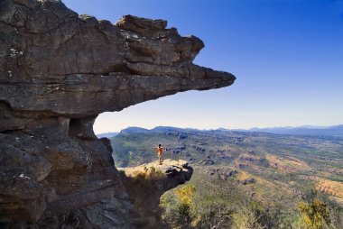 Balkon adlı salonları Gap, Vic, Avustralya, kadın Grampians Milli Parkı içinde kaya oluşumu üzerinde