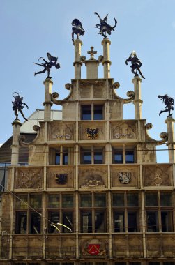 Belçika, Ghent, Mason'ın guildhall çatısında heykeller ile bina