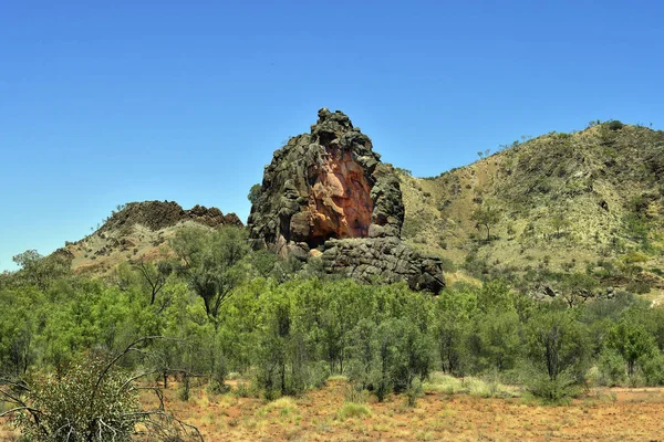 Corroboree 岩石在东部麦克唐纳范围国家公园 圣地为原住民文化 — 图库照片