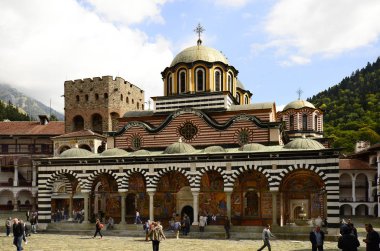 Rila, Bulgaristan - 29 Eylül 2013: Unesco Dünya Mirası sit alanı Manastırı Saint Ivan Rila - kilise Meryem İsa'nın doğuşu ile Rila Manastırı ve Hreliovs tower adlı bir tanımlanamayan turist ziyaret