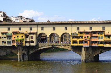Florence, İtalya - 13 Haziran 2012: Ortaçağ eski köprü - Ponte Vecchio - Arno Nehri, Toskana bölgesindeki Unesco Dünya Mirası sit alanı içinde müteşekkil bir taş kapalı spandrel segmental Kemer Köprüsü