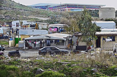 Heraklion, Yunanistan - 22 Aralık 2013: kötü Roma yerleşim, banliyö Kandiye Crete adada yer alan bakan kimliği belirsiz kişi