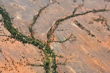 Kuru dere yatağı çevresinde Alice Springs, taşra yatay üzerinde Avustralya, Nt, havadan görünümü