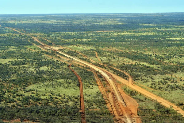 オーストラリア アリス スプリングスの南の奥地でメリーベール道で道路工事の空撮 — ストック写真
