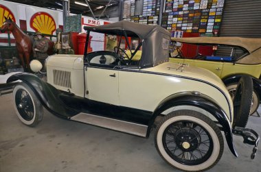 Alice Springs, Nt, Avustralya - 20 Kasım 2017: Vintage Cabrio araba Ghan Müzesi'nde