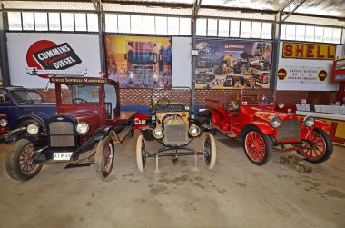 Alice Springs, Nt, Avustralya - 20 Kasım 2017: Vintage otomobillerde Ghan Müzesi, pick-up, teslimat araba ve itfaiye