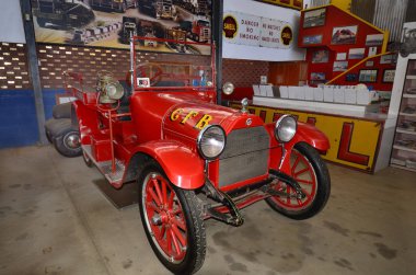 Alice Springs, Nt, Avustralya - 20 Kasım 2017: Vintage otomobillerde Ghan Müzesi, eski itfaiye