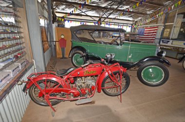 Alice Springs, Nt, Avustralya - 20 Kasım 2017: Vintage otomobillerde Ghan Müzesi, Chevrolet Ulusal tourer ve Hint Scout Bisiklet