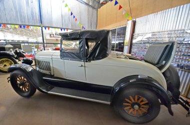 Alice Springs, Nt, Avustralya - 20 Kasım 2017: Vintage otomobillerde Ghan Müzesi, Chriysler açık arka koltuk ile